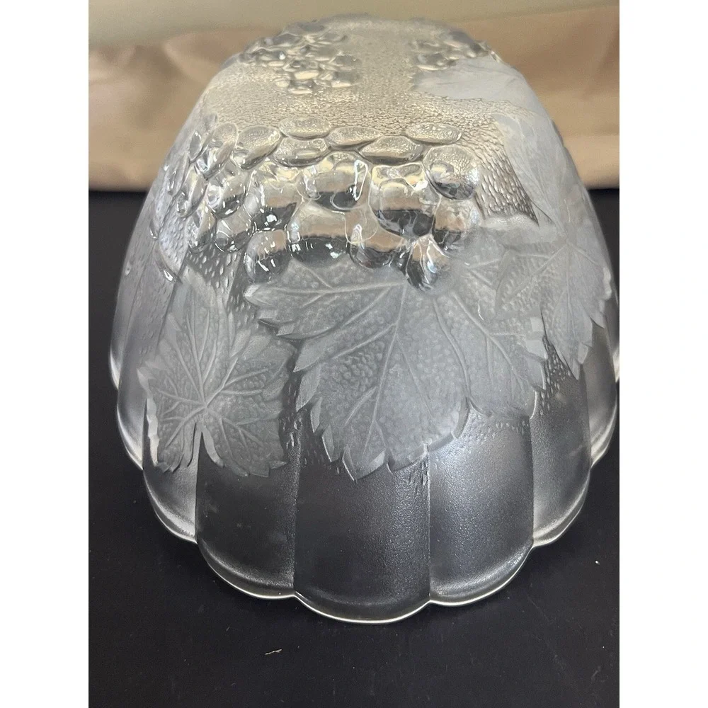FROSTED GLASS GRAPES AND LEAVES OVAL FRUIT BOWL 10.5x8x4.5‎ (748)